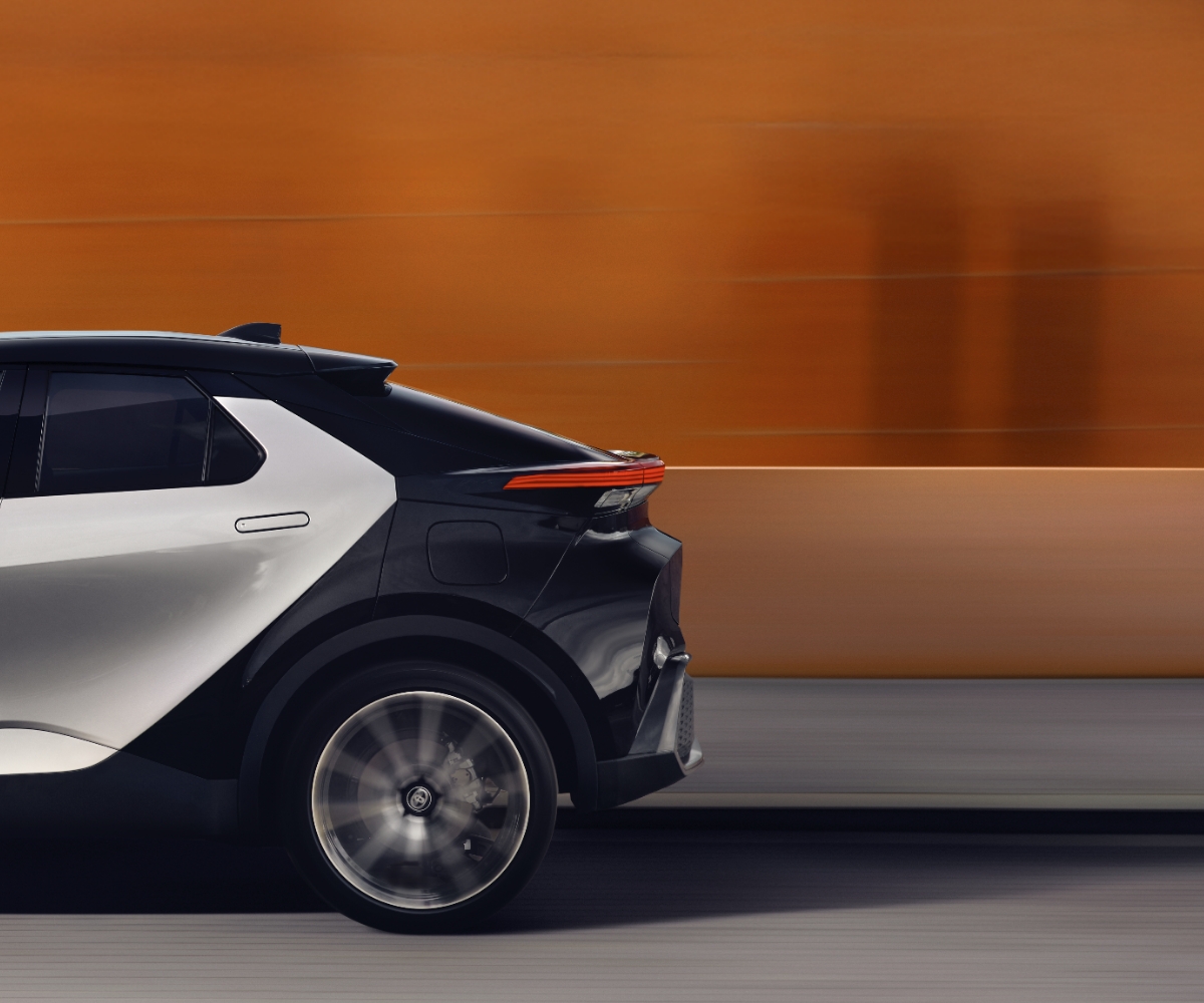 Toyota jedzie obok pomarańczowej ściany