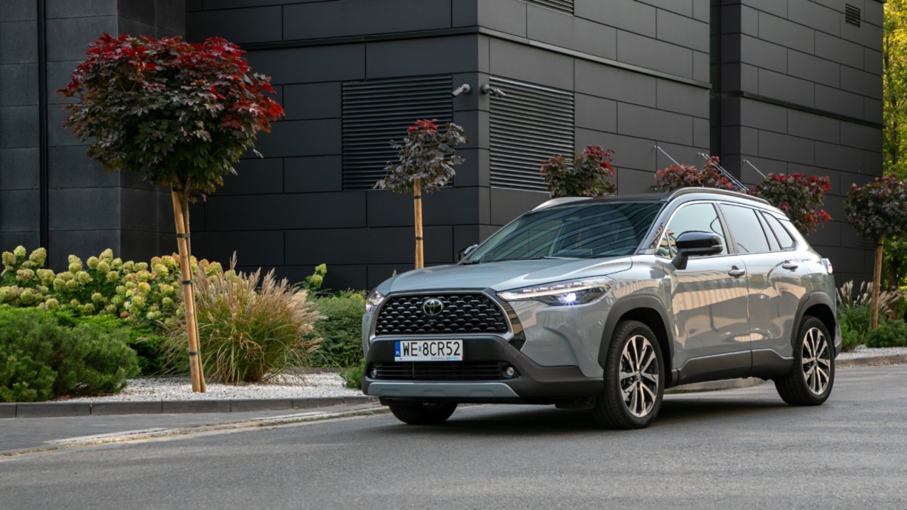 Toyota Highlander podczas jazdy po mieście