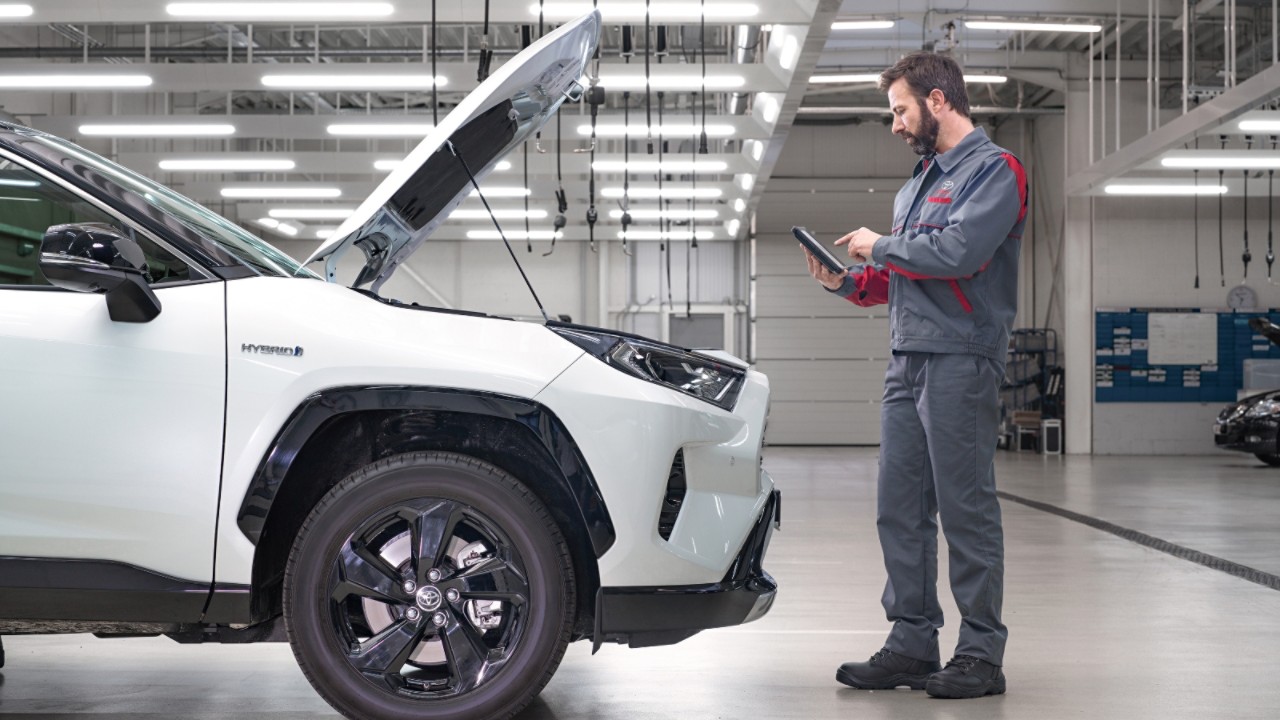 Pracownik serwisu Toyoty podczas pracy